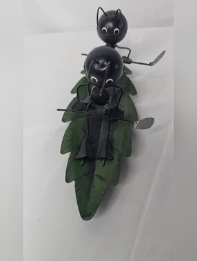 ​Metal Art Ant Figurine Rowing on Leaf Boat – Whimsical Garden Decor Sculpture